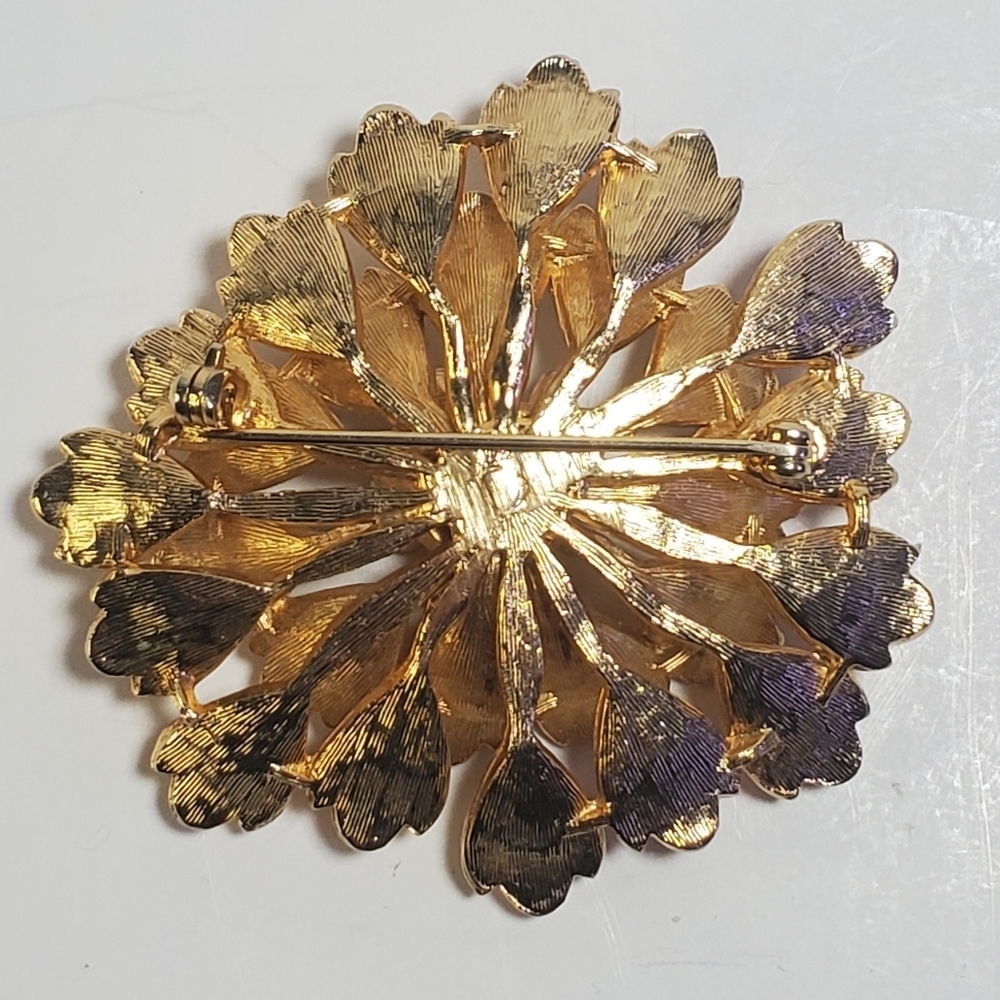 Vintage brooch large gold tone flower with clear Rhinestones - Picture 3 of 4